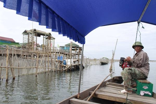 Đến bến đò, lái đò sẽ đưa bạn sang nhà hàng nổi giữa đầm (miễn phí). Vậy là trước khi ăn uống no say, bạn đã được dạo một đoạn trên đầm.